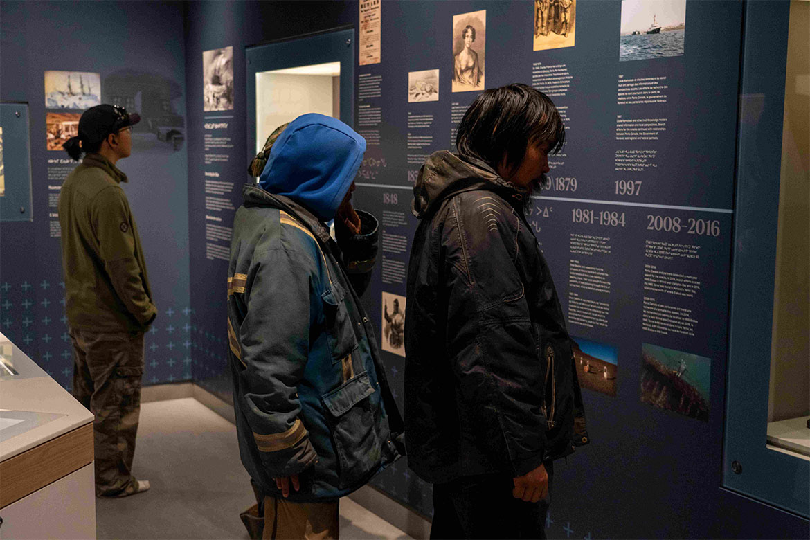Des résidents visitent le Centre après la cérémonie d’ouverture officielle.