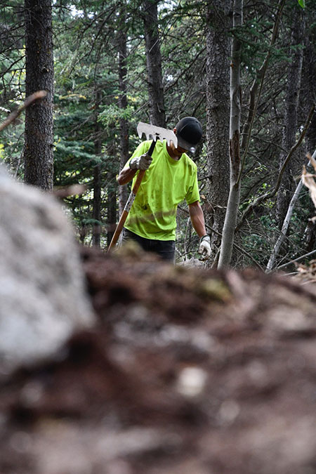 L’aménagement d’un sentier est un travail difficile, mais qui en vaut la peine.